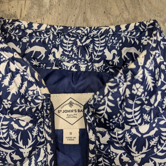 St. Johns Bay puffer vest blue with woodland creatures womens size small - Picture 3 of 7